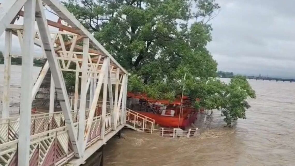 Chhattisgarh News: छत्तीसगढ़ में बारिश का कहर: राजिम में बाबा कुलेश्वरनाथ मंदिर तक पहुंचा महानदी का पानी, कई मार्ग बंद