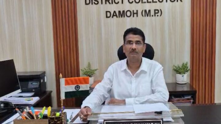 MP Damoh News: कलेक्टर प्रताप नारायण यादव का सख्त संदेश, समय पर नहीं पहुंचे तो कटेगा वेतन
