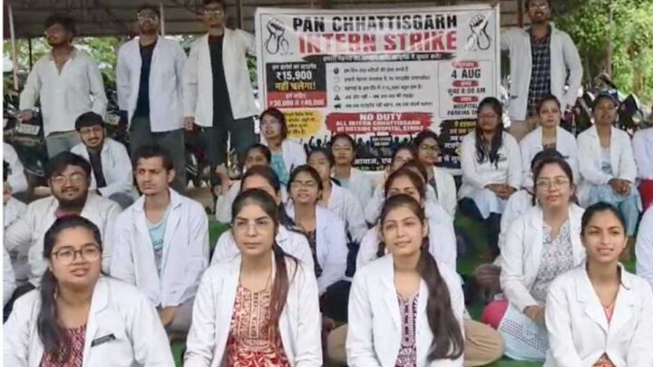 CG News: स्टाइपेंड बढ़ाने की मांग पर इंटर्न डॉक्टरों ने खोला मोर्चा, जूनियर डॉक्टर और कांग्रेस ने दिया समर्थन