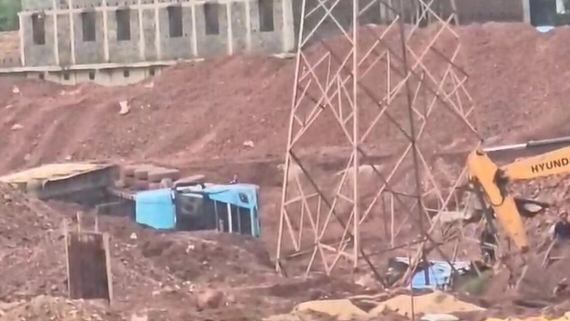 Surguja Accident News: सरगुजा के औद्योगिक क्षेत्र में हादसा, बॉक्साइट अनलोडिंग के दौरान ट्रक पलटा, बंगाल के चालक की मौत