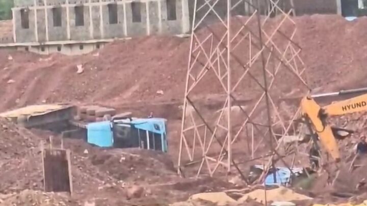 Surguja Accident News: सरगुजा के औद्योगिक क्षेत्र में हादसा, बॉक्साइट अनलोडिंग के दौरान ट्रक पलटा, बंगाल के चालक की मौत